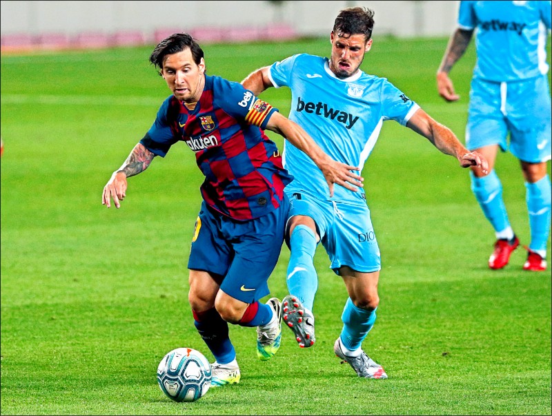 记者：汶马探赛后与海港助教约翰交换队服，两人曾在横滨合作